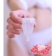 Femme-qui-tient-une-cup-hygiene-feminine-translucide-taille-1-pochette-rose-lamazuna Les Copines Bio Hygiene bio