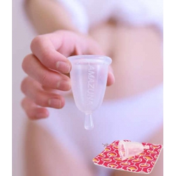 Femme-qui-tient-une-cup-hygiene-feminine-translucide-taille-1-pochette-rose-lamazuna Les Copines Bio Hygiene bio